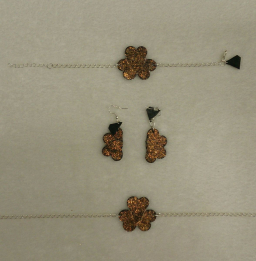 Černá srdce složená